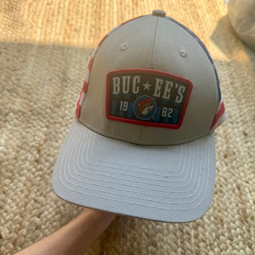 Buc-ee's 1982 USA American Flag Trucker Hat Grey Patriotic Snapback Mesh Cap